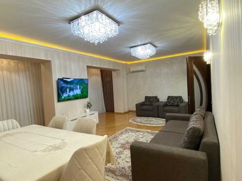 Satılır 3 otaqlı köhnə tikili 115 m² — Bakı