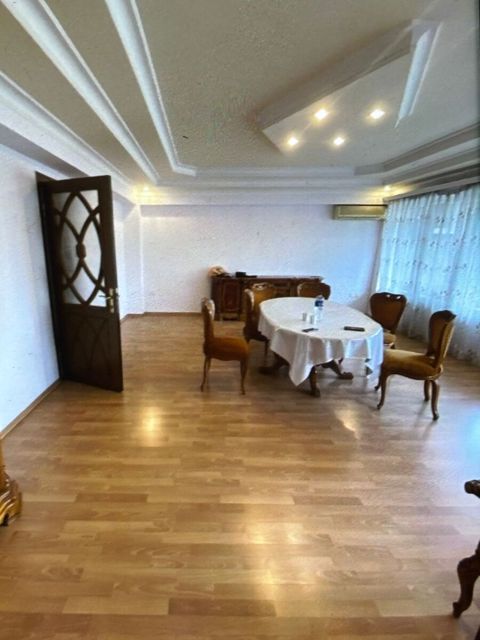 Satılır 6 otaqlı köhnə tikili 140 m² — Bakı
