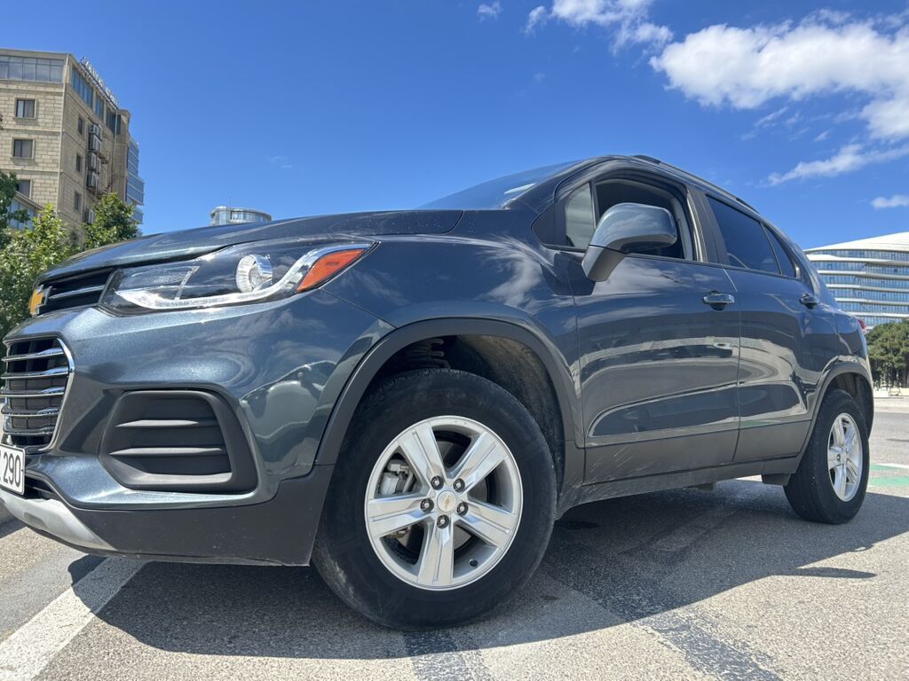 Chevrolet Trax kompakt krossover. Tünd boz rəngli кузов, 5 qapılı SUV — Avto, Digah