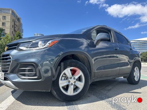 Chevrolet Trax kompakt krossover. Tünd boz rəngli кузов, 5 qapılı SUV