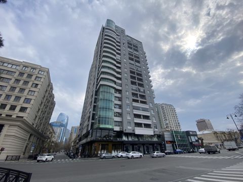 Satılır 4 otaqlı yeni tikili 240 m² — Bakı