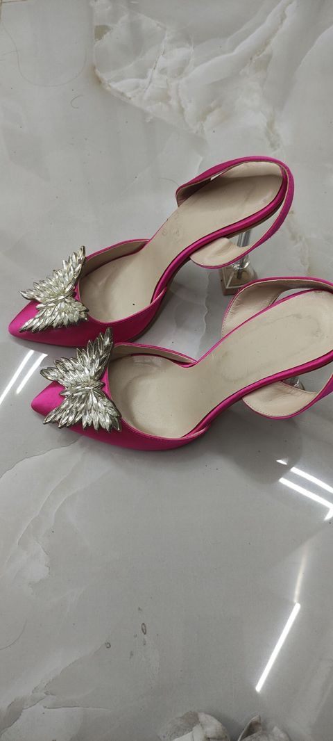 Qadın geyimi – parlaq çəhrayı satenden açıq arxalı (slingback) — Bakı