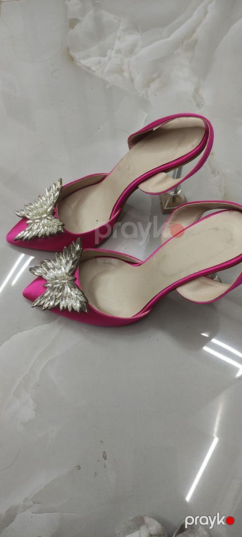 Qadın geyimi – parlaq çəhrayı satenden açıq arxalı (slingback) — Bakı