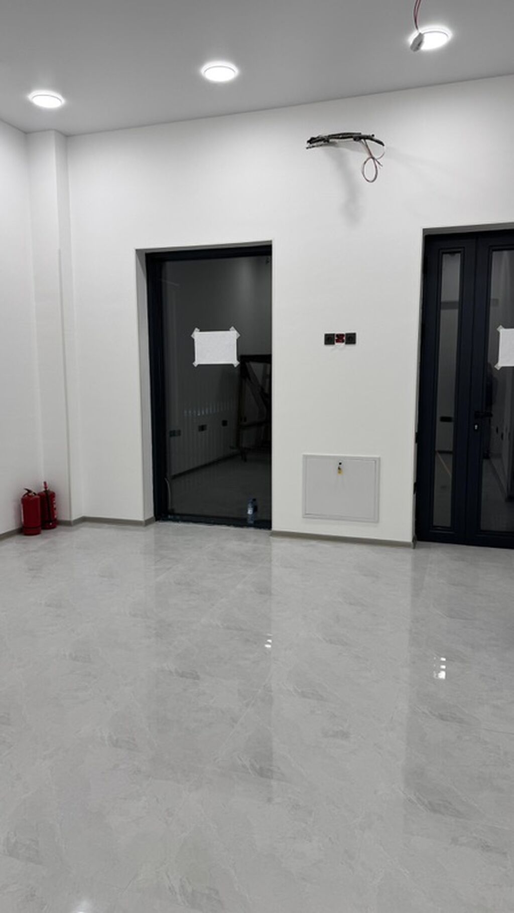 Satılır: Vitrinli obyekt (ofis/mağaza/servis sahəsi) Xüsusiyyətlər — Daşınmaz əmlak, Bakı (7)