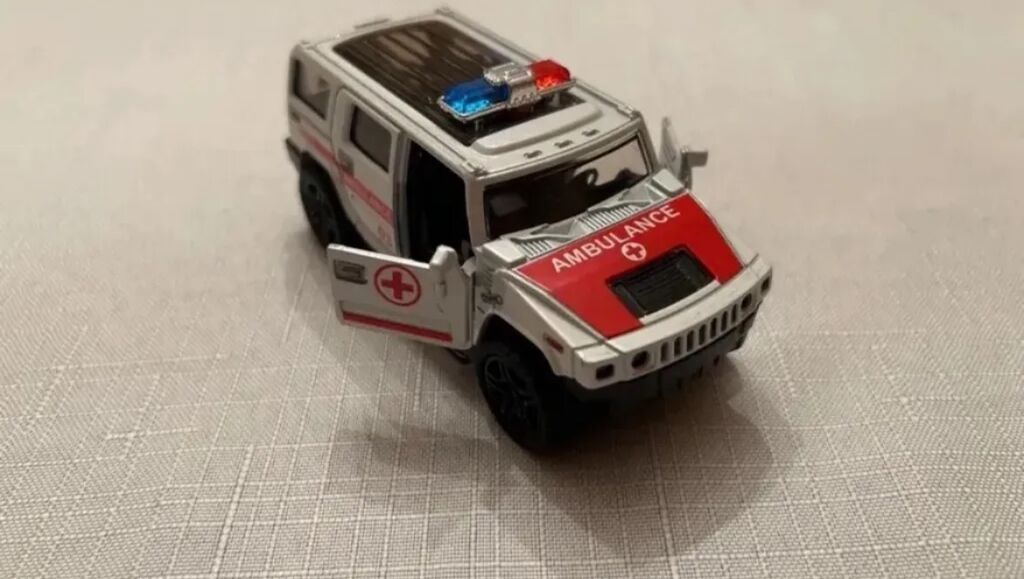 Oyuncaq model avtomobil – Ambulans SUV - Korpus: metal və plastik — Oyuncaqlar, Bakı (4)