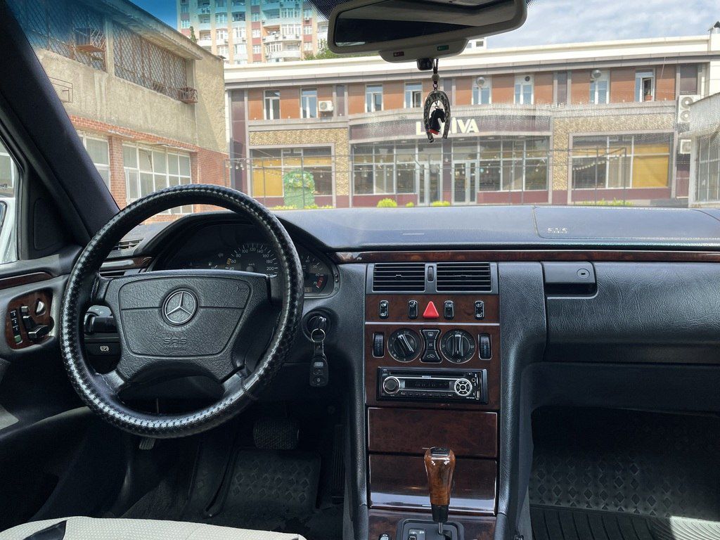 Mercedes E 280 4MATIC, 2.8 L, 1996 il, 331 000 km — Avtomobillər, Bakı (8)