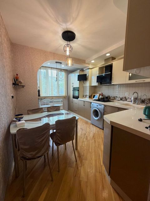 Satılır 4 otaqlı köhnə tikili 120 m² — Bakı