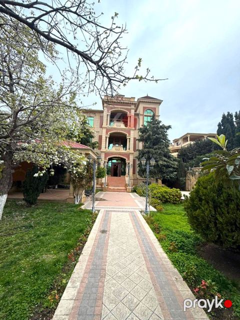 Satılır 12 otaqlı həyət evi/bağ evi 980 m²