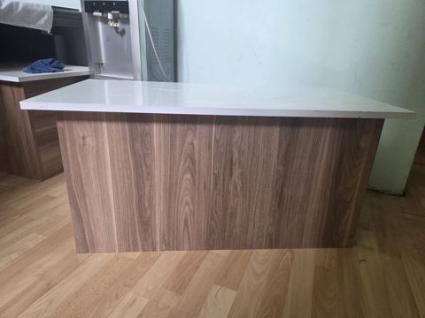 Vitrin. hundurluyu 48 sm eni 50 sm uzunlugu 1 m. 3 eded var — Bakı