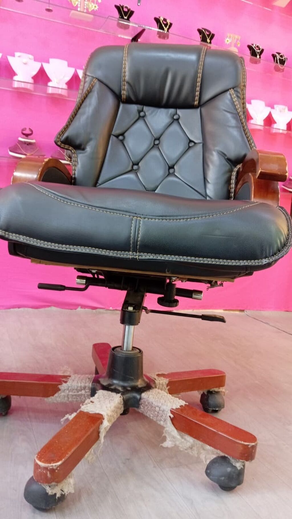 Direktor/ofis kreslosu - Material: qara rəngli ekodəri oturacaq və — Ofis mebeli, Bakı (2)