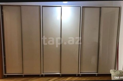 Geniş ölçülü sürgülü qapılı qarderob - Dizayn: Minimalist, açıq — Bakı