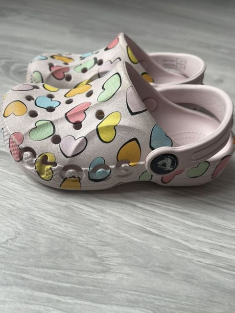Cəmi 2 ay geyinib, orijinaldır.Məhsul: Crocs Classic Clog – ürək — Masazır