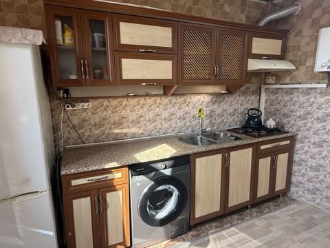 Mətbəx mebel dəsti - Üst və alt dolablar: taxta teksturalı iki rəngli — Sumqayıt
