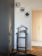 Taxta geyim dayaqı – “valet stand” Məhsul təsviri: - Material: tam — Ayten