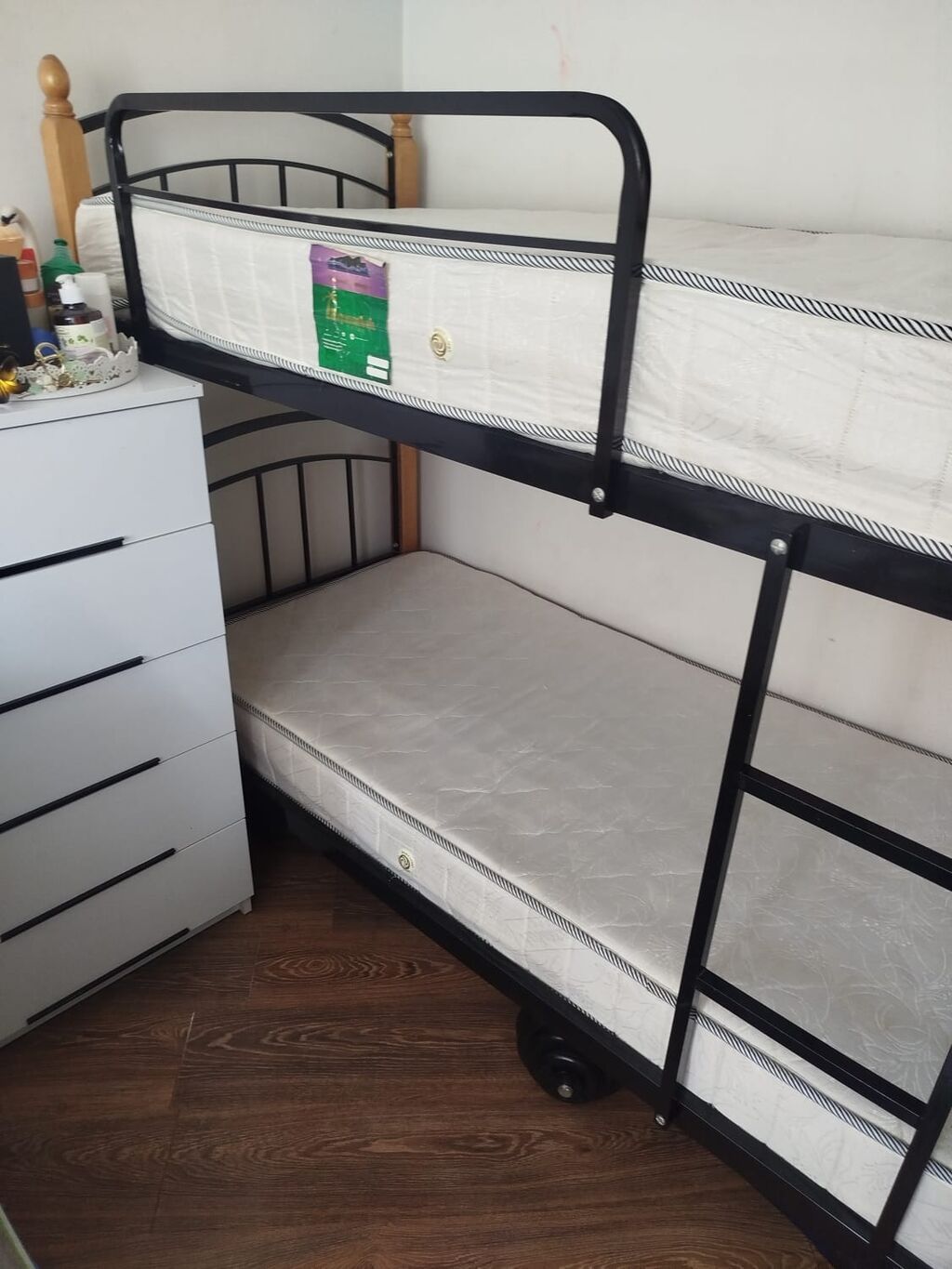 İki mərtəbəli çarpayı – metal və ağac kombinasiyas pulsuz catırma var — Mebel, Bakı (3)