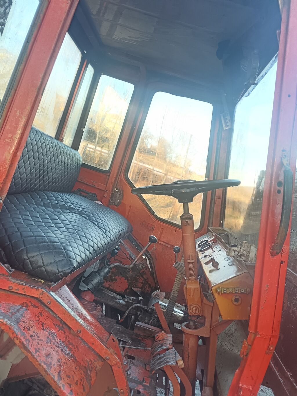 Qırmızı rəngli yığcam kənd təsərrüfatı traktoru, arxada yük daşımaq — Traktorlar, Bakı (4)