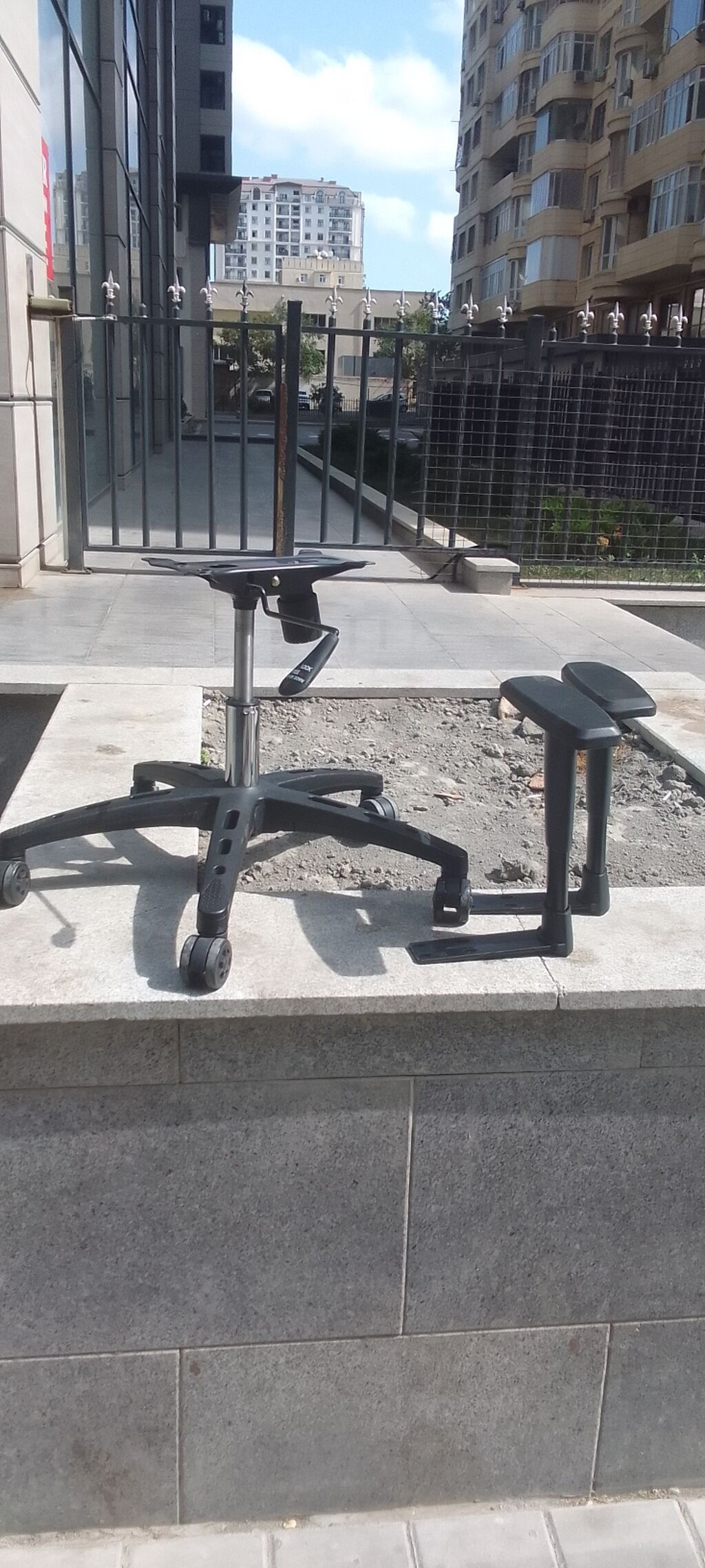 Tənzimlənən ofis kreslosu bazası və qol dayaqları - Qaz liftli metal — Ofis mebeli, Bakı (3)