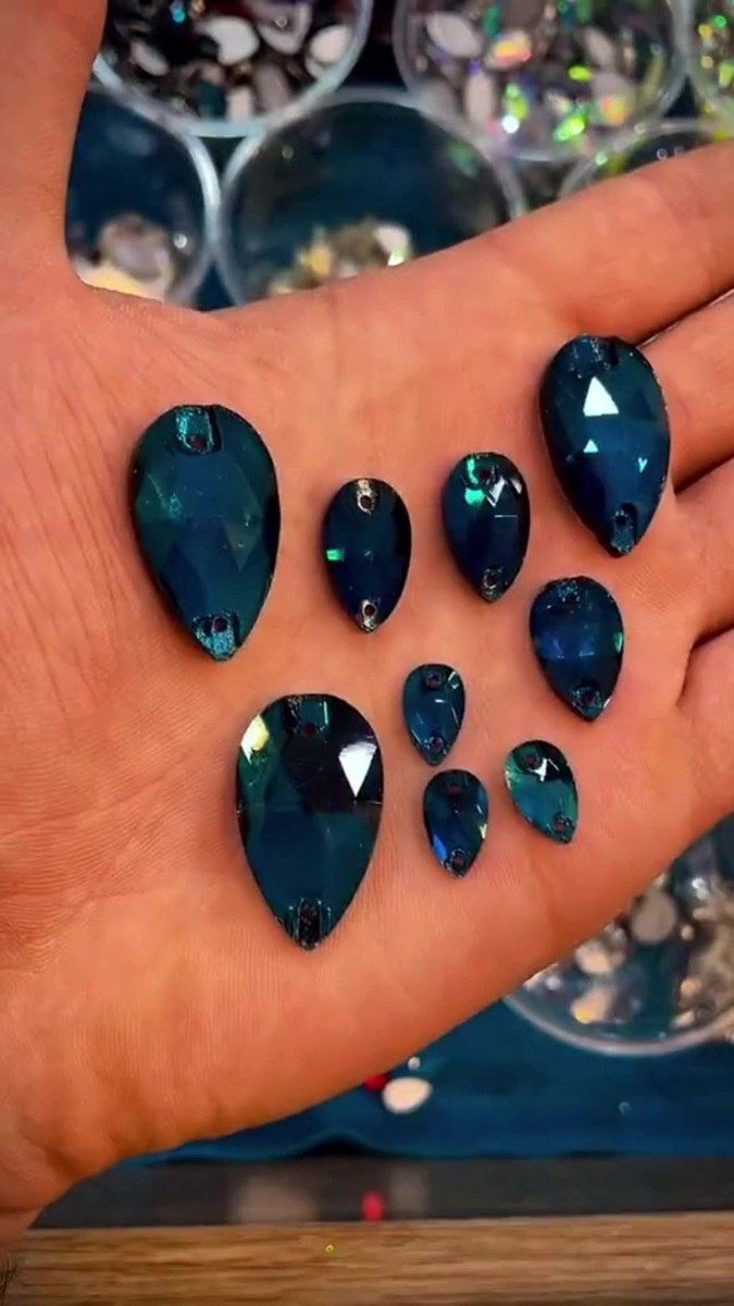 Tikilmə bəzək qaşları — Yastıqlar, Bakı (10)