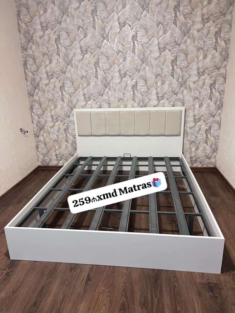 Ağ rəngli müasir çarpayı karkası və yumşaq başlıq - Minimalist dizayn — Çarpayılar