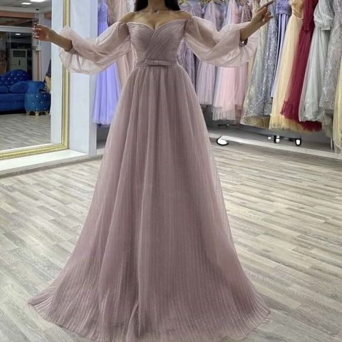 Zərif pudra çalarında uzun ziyafət geyimi - Off-shoulder (çiyinlər — Bakı