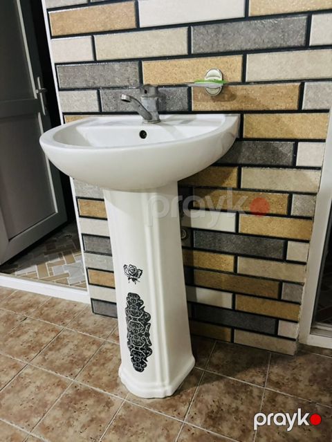 Piedestal tipli keramik əl‑üz yuma lavabosu - Material: ağ keramik — Kürdəmir