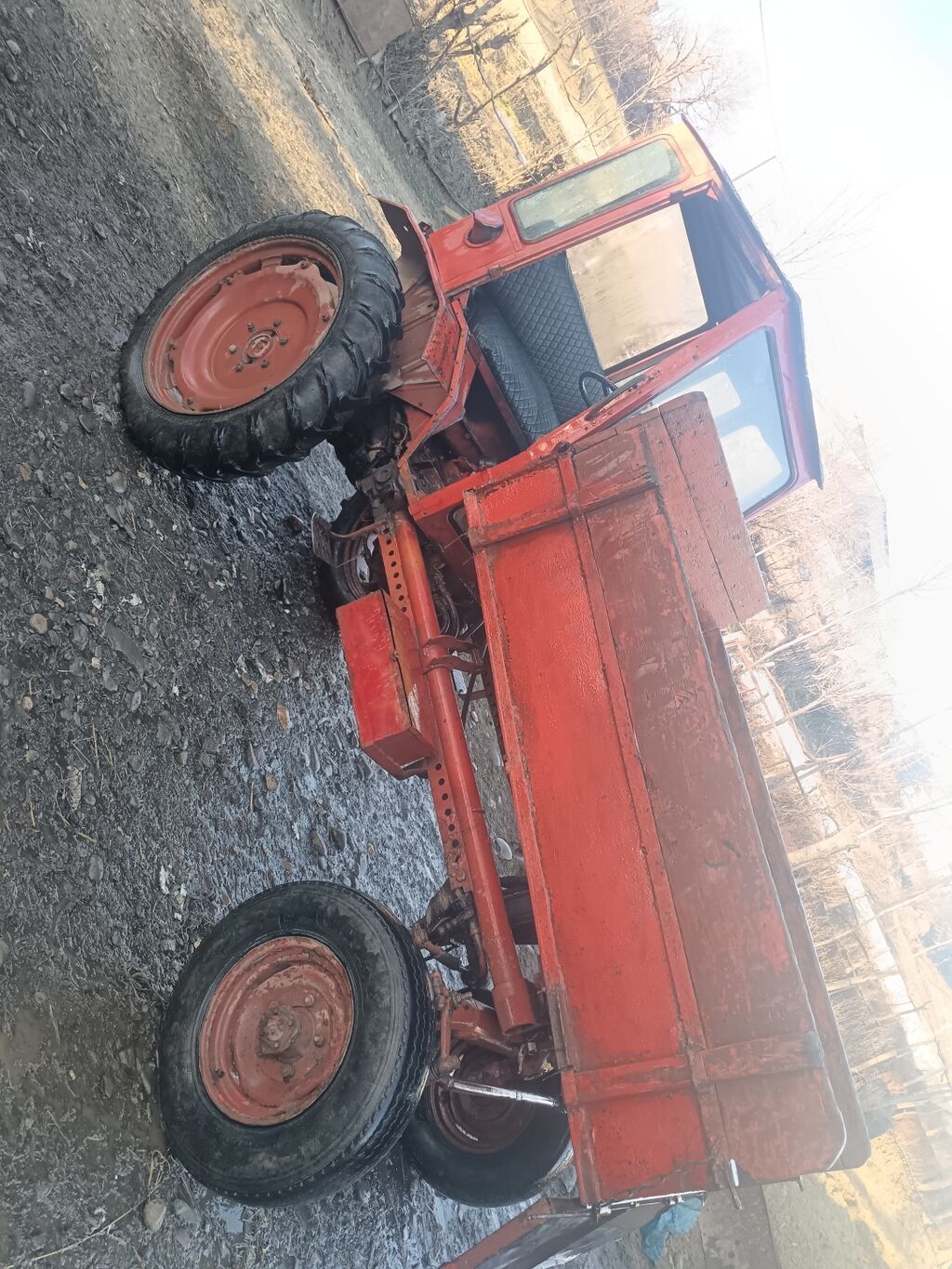 Qırmızı rəngli yığcam kənd təsərrüfatı traktoru, arxada yük daşımaq — Traktorlar, Bakı (6)