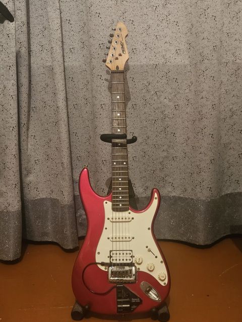 Elektro gitara Peavey Predator və Roland GR-30 gitara sintezatoru — Bakı