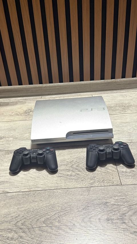 Sony PlayStation 3 Slim (gümüş rəng) - Model: PS3 Slim - Rəng — Bakı