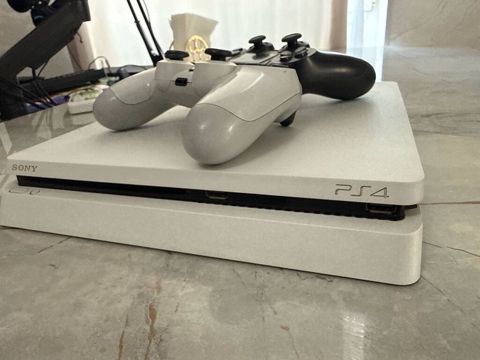 Sony PlayStation 4 Slim (Ağ rəng) oyun konsolu + 2 pult + 1 il — Bakı
