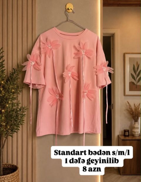 Pudra-çəhrayı rəngdə qısaqoll T‑şört. Ön və qollarda həcmli tül çiçək — Digah