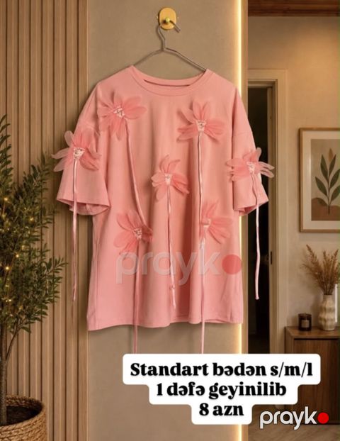 Pudra-çəhrayı rəngdə qısaqoll T‑şört. Ön və qollarda həcmli tül çiçək — Digah