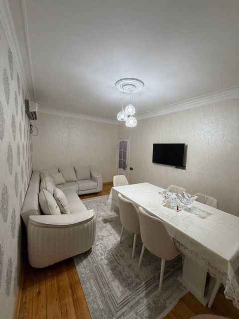 Satılır 4 otaqlı köhnə tikili 98 m² — Bakı