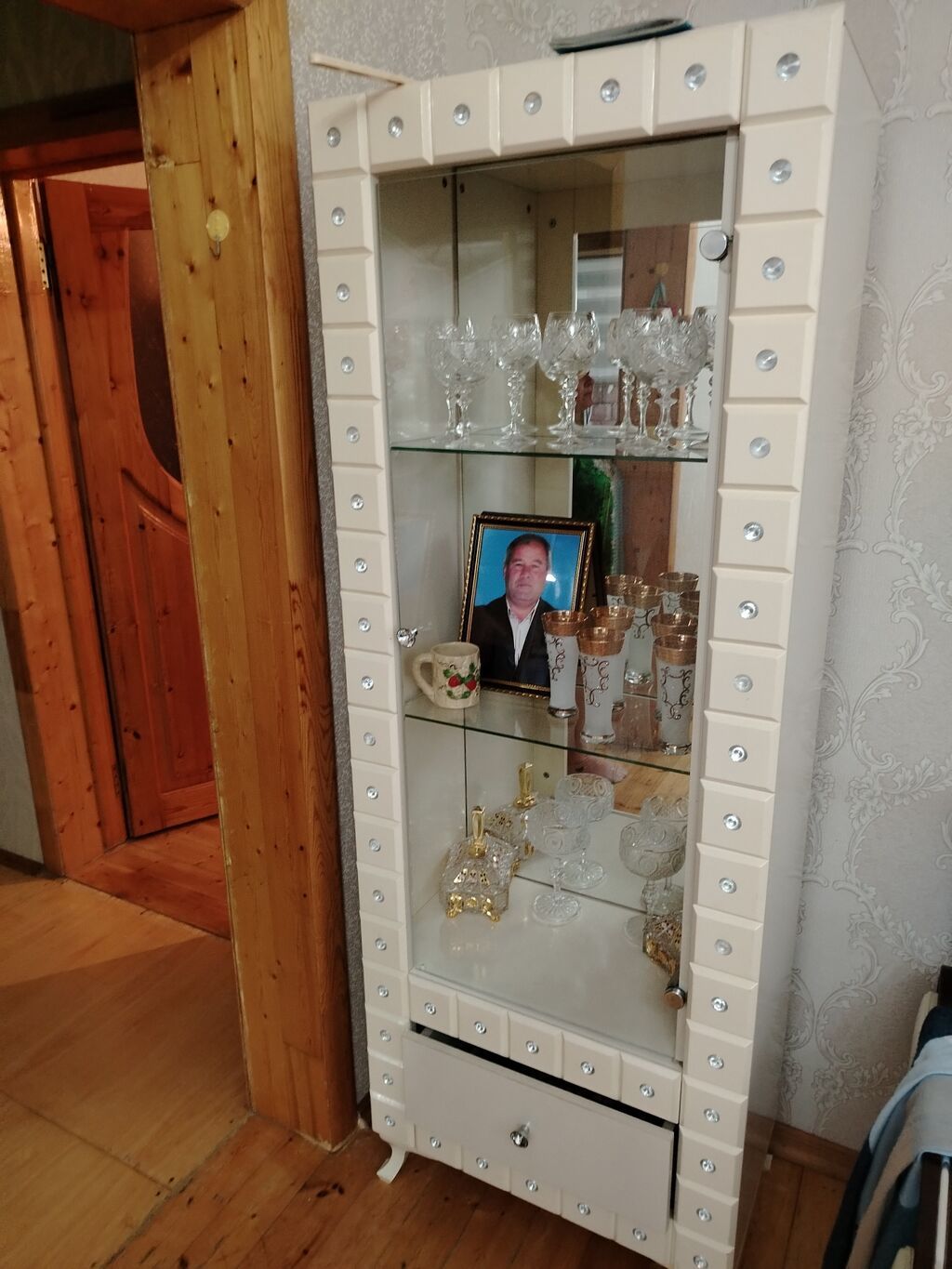 Şüşə vitrin dolabı - Rəng: krem/ivori tonlarında, parlaq ön panel — Şkaflar, Bakı (3)