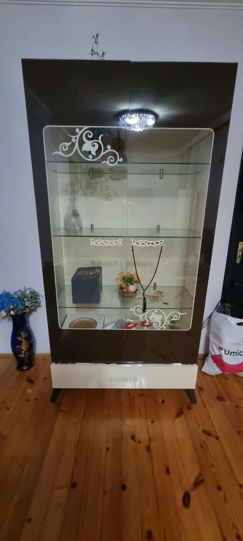 Şüşəli vitrin şkaf - Material: ön/yan tərəflər temperli şüşə, korpus — İsmayıllı