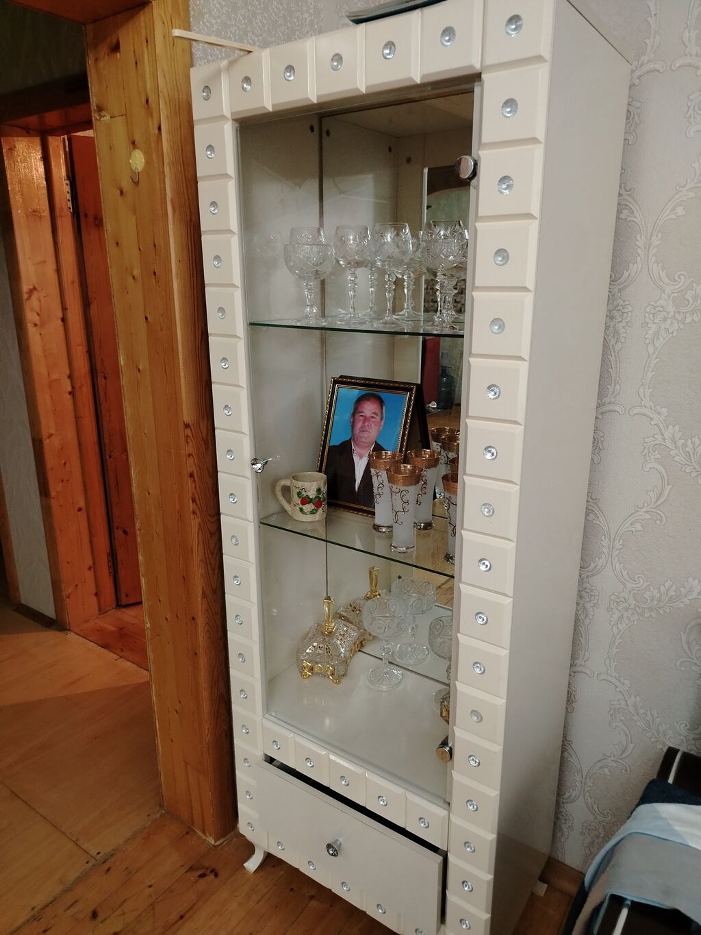 Şüşə vitrin dolabı - Rəng: krem/ivori tonlarında, parlaq ön panel — Şkaflar, Bakı (2)