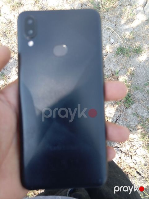 Smartfon - Tam ekranlı ön panel, ön kamera üst mərkəzdə yerləşir — Neftçala