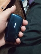 Kompakt şarj qurğusu (powerbank) – tünd mavi korpus, əl içində rahat — Повербанки