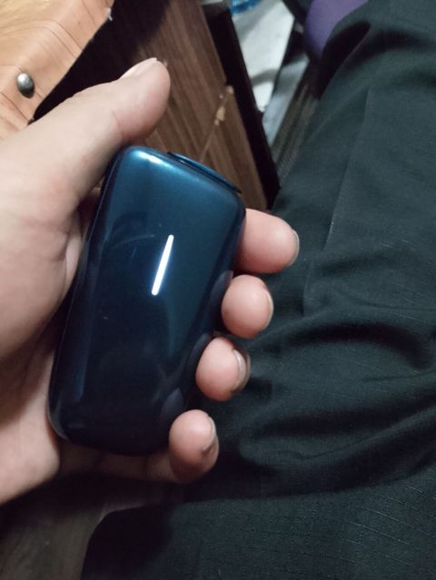 Kompakt şarj qurğusu (powerbank) – tünd mavi korpus, əl içində rahat — Bakı