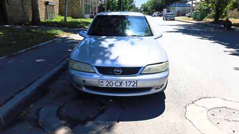 Opel Vectra B, gümüş rəng, AZ 20-CX-172 nömrə nişanı görünür — Ucar