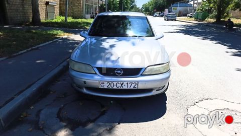 Opel Vectra B, gümüş rəng, AZ 20-CX-172 nömrə nişanı görünür
