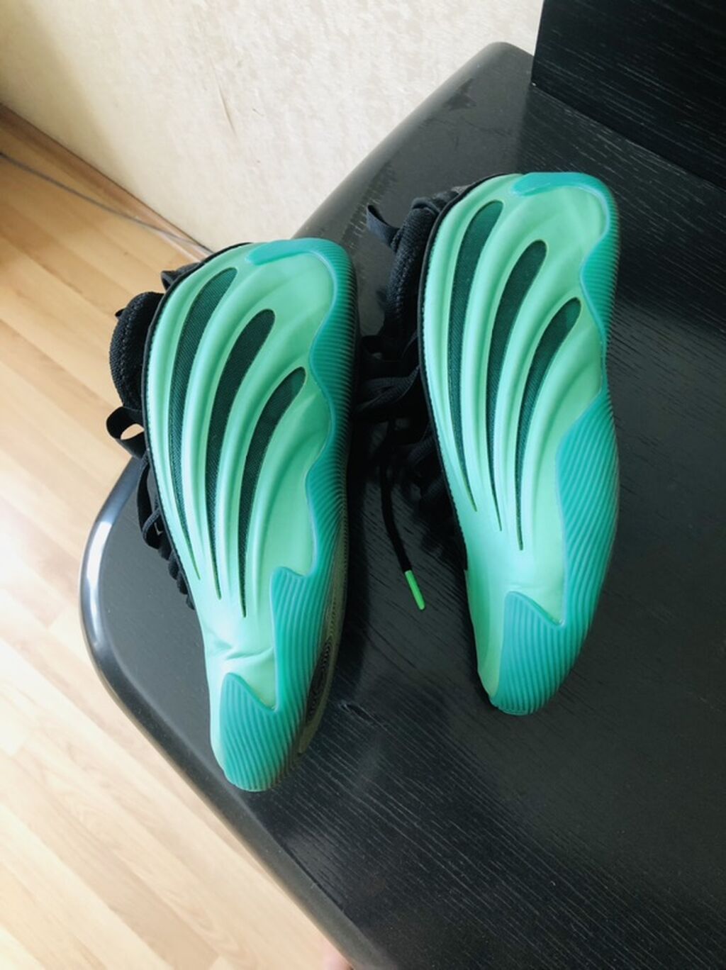 Adidas V9 krosovkasi. 41 olcu. Almaniyadan getirmishem Temiz Adidas — Şəxsi əşyalar, Bakı (3)