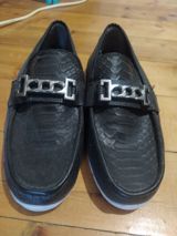 Qara kişi loaferləri 1 dede giyinilib - Üst material: ilan dərisi — Мокасины