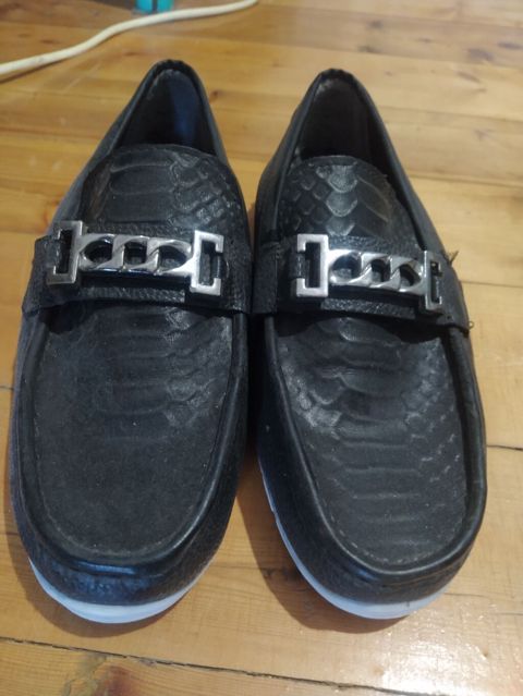 Qara kişi loaferləri 1 dede giyinilib - Üst material: ilan dərisi — Digah