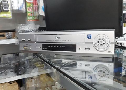 Videomaqnitafon LG satılır.İşlək vəziyatdədir. Pultu yoxdur. Продаётся — Bakı