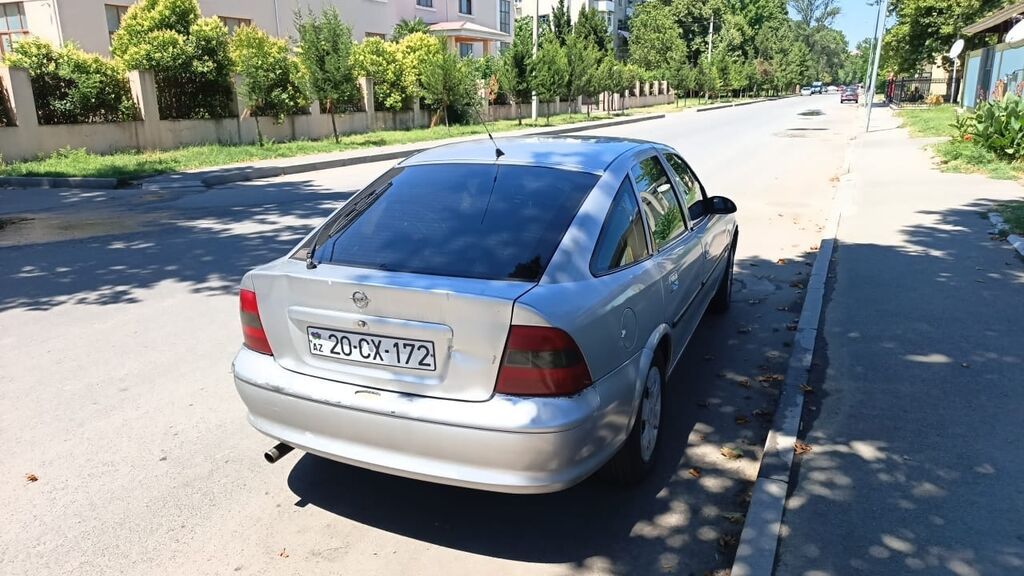 Opel Vectra B, gümüş rəng, AZ 20-CX-172 nömrə nişanı görünür — Avto, Ucar (3)