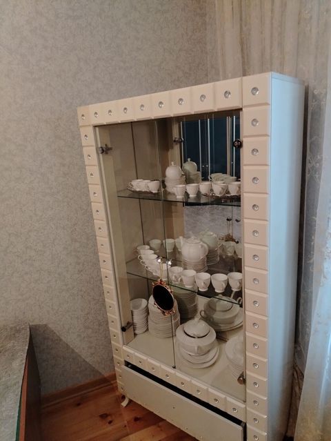 Şüşəli qab vitrin şkafı - Material: MDF karkas, ön və yan hissələrdə — Digah