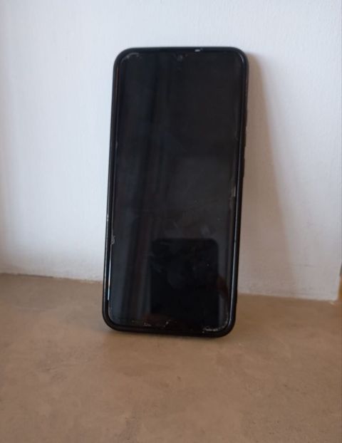 Smartfon - Tam ölçülü toxunmatik ekran, damla-tip ön kamera çıxıntısı — Bakı