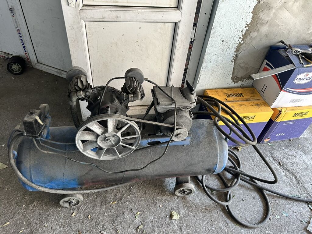 Sənaye tipli hava kompressoru - Üç silindrli, kəmər ötürücülü başlıq — Biznes və avadanlıq, Digah (2)