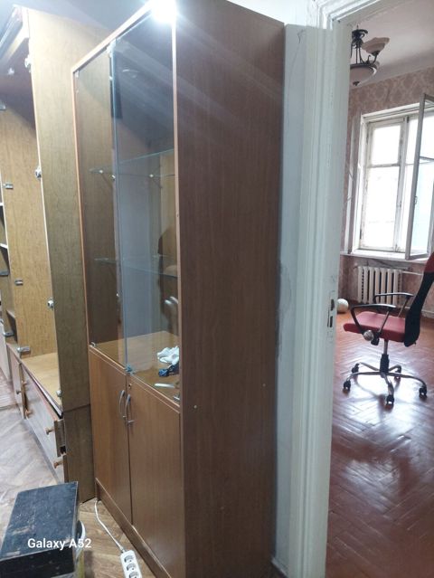 Şüşəli vitrin şkaf - Material: ağac teksturalı laminat korpus, ön — Bakı