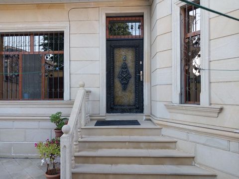 Satılır şəhər daxilində çox gözəl və rahat həyət evi VİP Villa Çox — Bakı